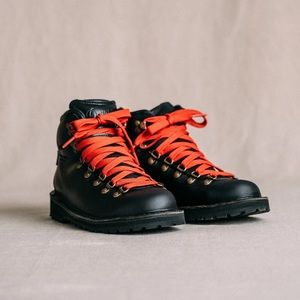 NIB black Danner Mountain Pass boots